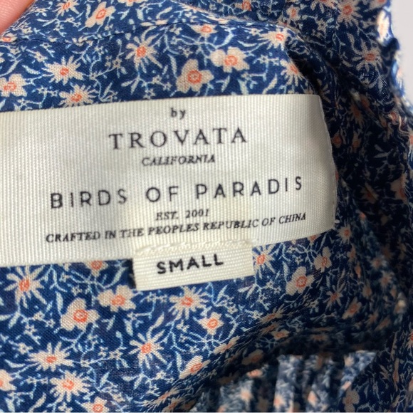 TROVATA Birds of Paradis ditzy floral print ruffle high neck button down blouse - Picture 5 of 9
